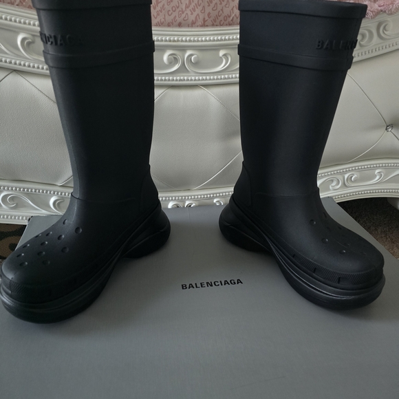 Balenciaga Women's Black Boots - Picture 5 of 8